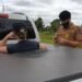 Mulher rastreia marido, flagra com amante em motel e toma atitude; veja vídeo