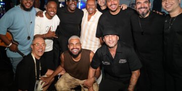 Fundo de Quintal, Thiaguinho, Sorriso Maroto, Mumuzinho e Yan no palco do Samba Brasil