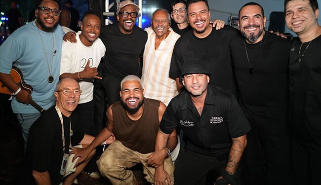 Fundo de Quintal, Thiaguinho, Sorriso Maroto, Mumuzinho e Yan no palco do Samba Brasil