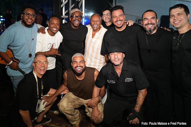 Fundo de Quintal, Thiaguinho, Sorriso Maroto, Mumuzinho e Yan no palco do Samba Brasil