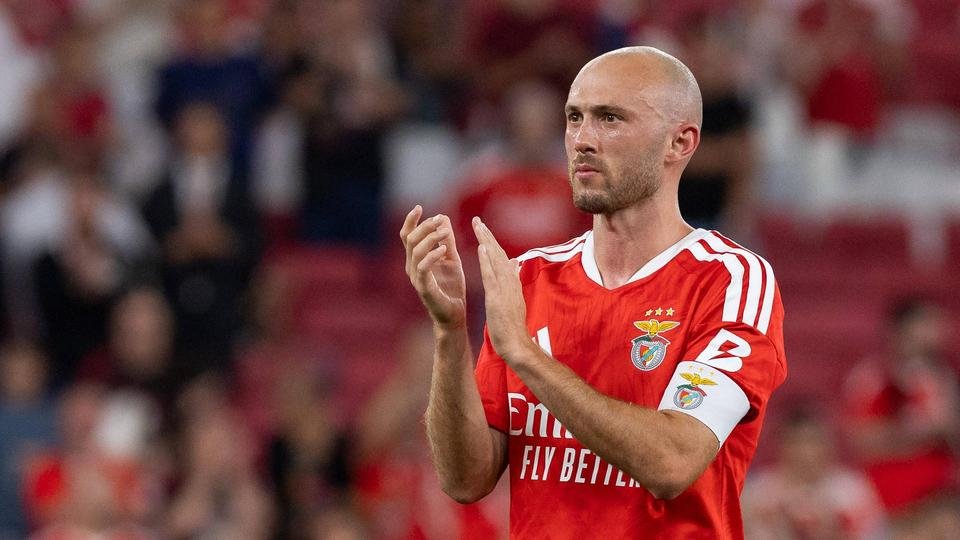 Aursnes comenta sobre a expulsão e o impacto no jogo do Benfica