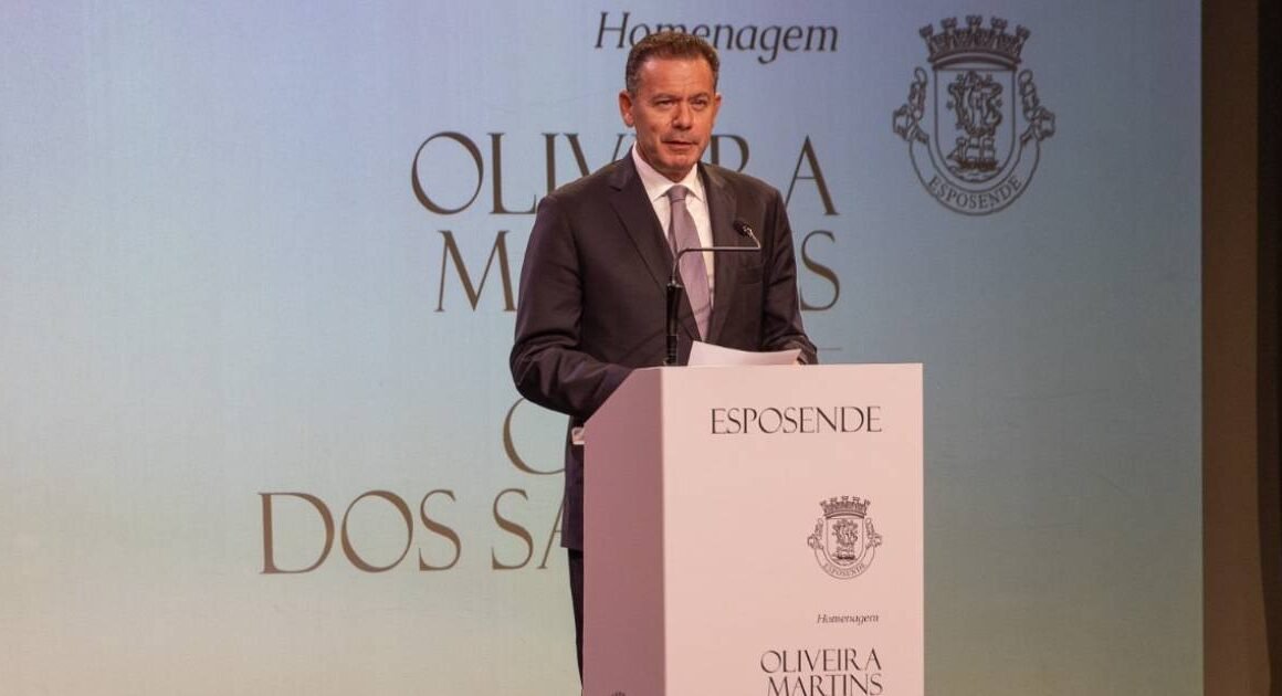 Montenegro presta homenagem a ex-autarcas de Esposende e critica populismo
