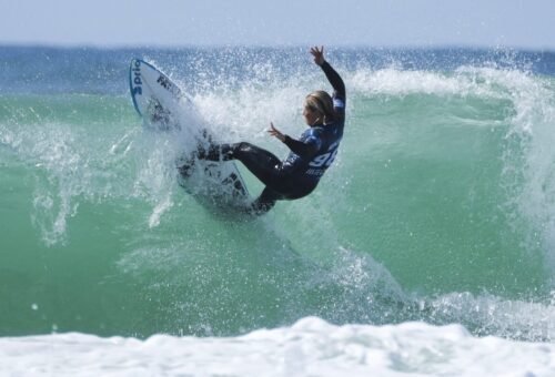 Yolanda Hopkins avança no Circuito Mundial de Surf após derrota