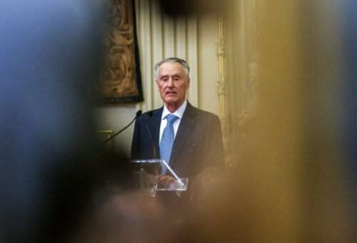 Cavaco Silva defende governo em meio a críticas políticas e mediáticas