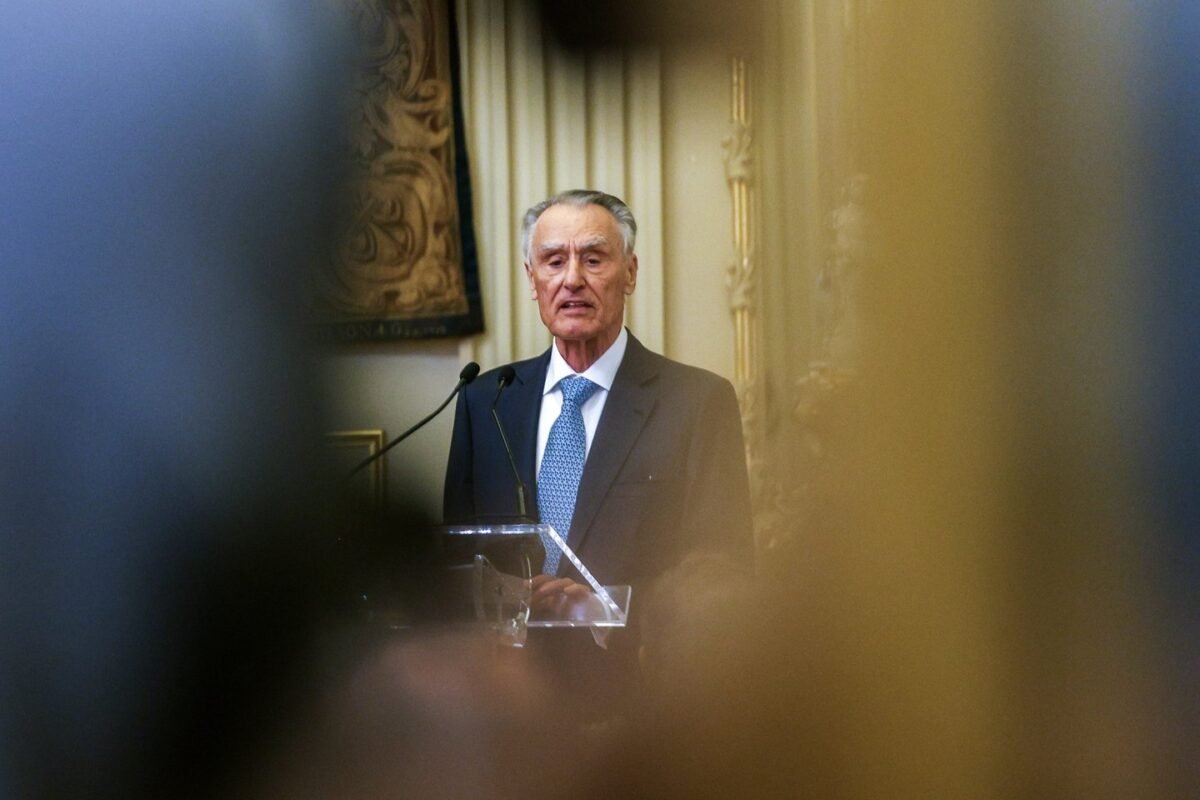 Cavaco Silva defende governo em meio a críticas políticas e mediáticas