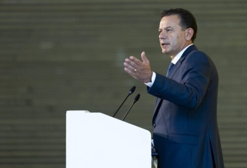 Luís Montenegro critica ilusões em apoios e rejeita austeridade