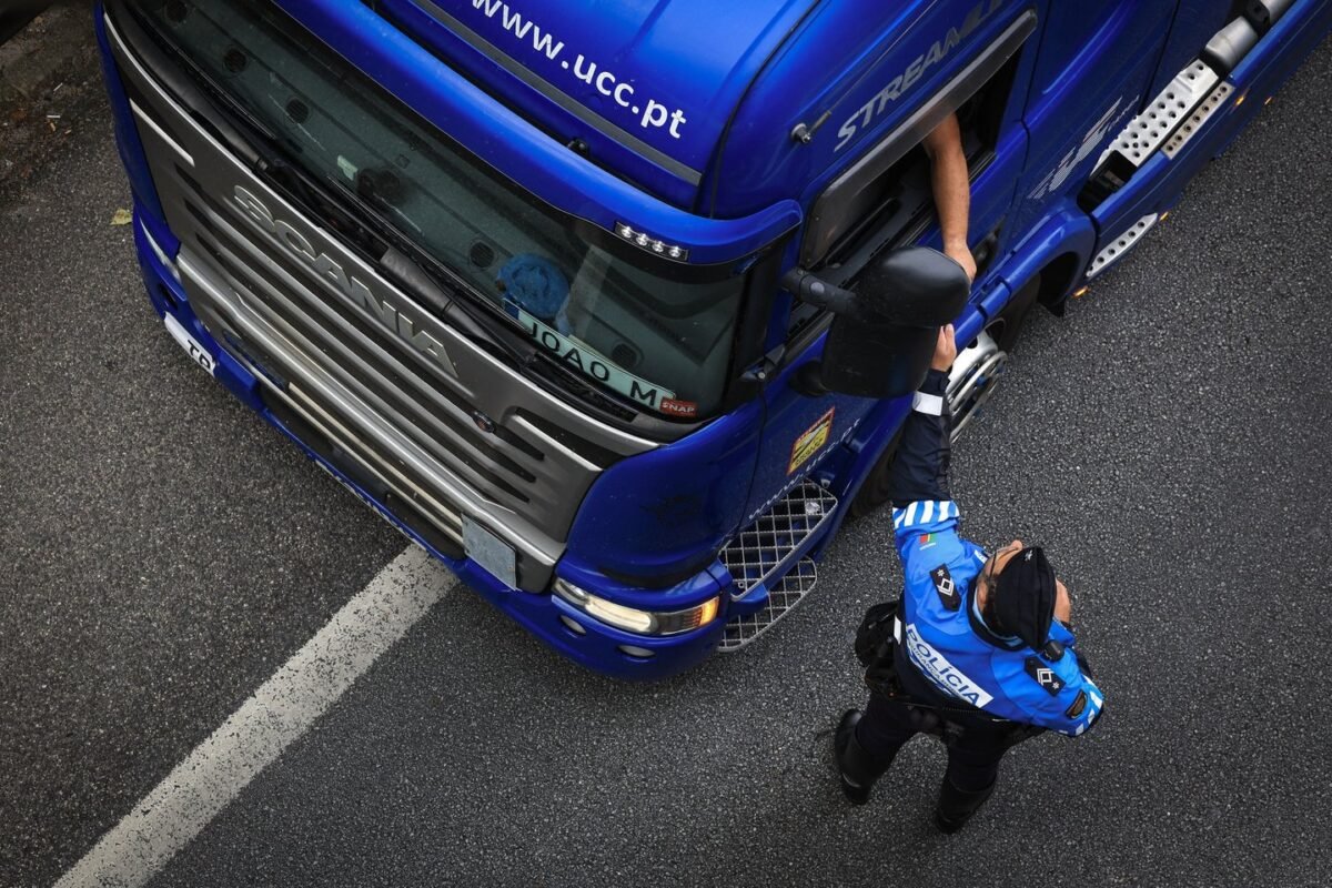 PSP identifica 27 infrações de veículos pesados na VCI do Porto