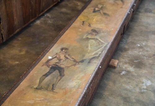 Pilastras pintadas por Bordalo Pinheiro são descobertas em Tondela