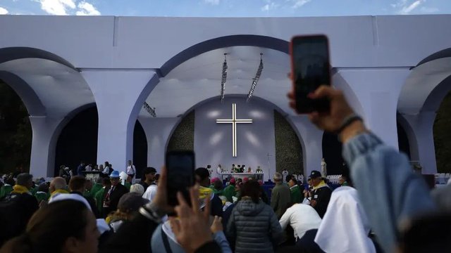 Associações de vítimas de abusos sexuais pela Igreja fazem-se ouvir durante a visita do PapaCréditos:Foto EPA