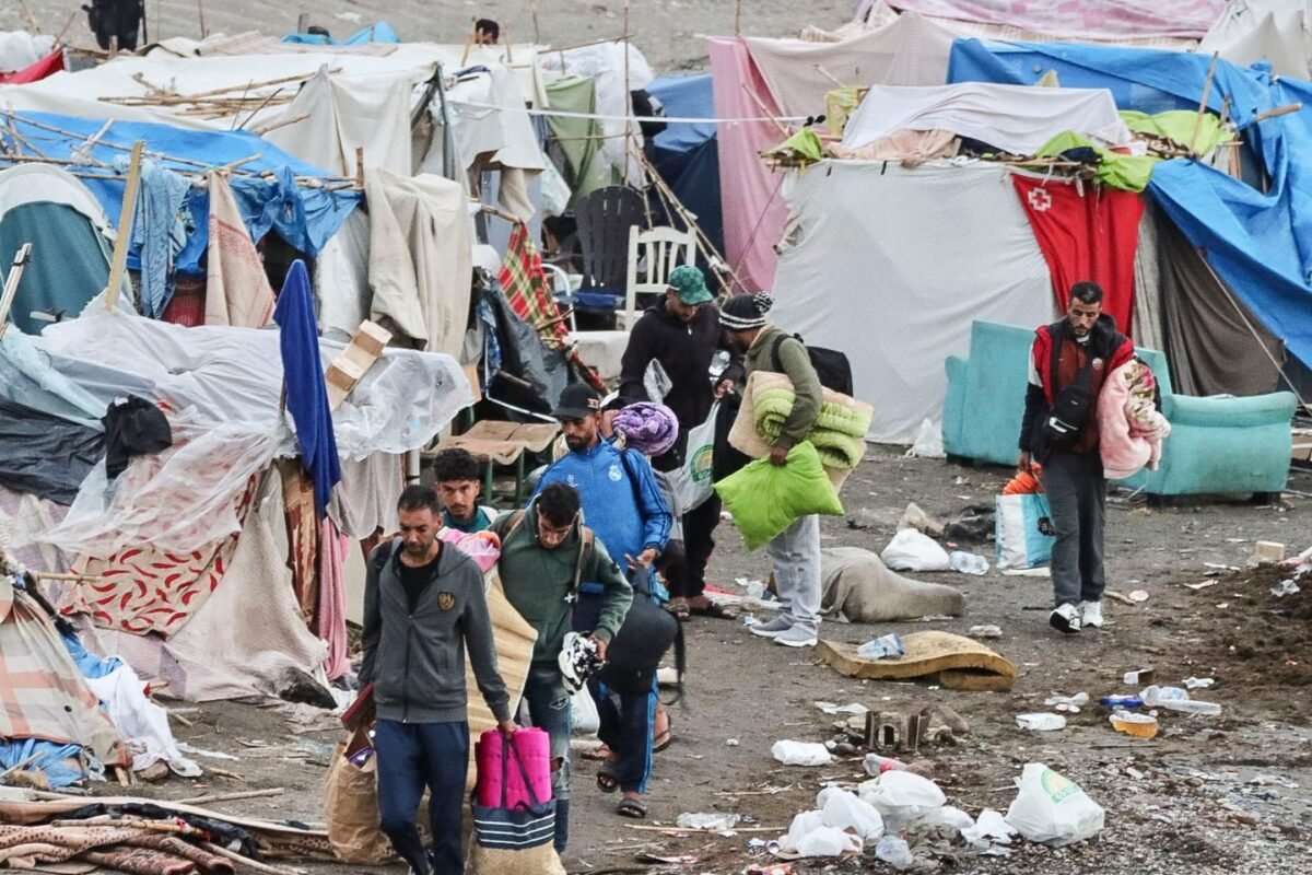 Mais de uma centena de migrantes marroquinos decidiram regressar voluntariamente a Marrocos esta terça-feiraCréditos:Reduan/EPA