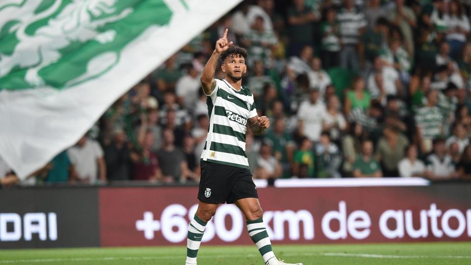 Luis Suárez brilha e amplia vantagem do Sporting em sete jogos