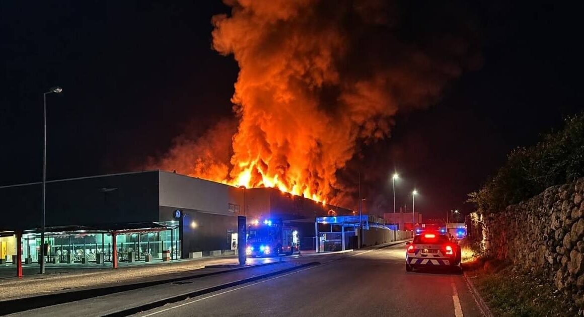 Incêndio consome intermarché de viana do castelo