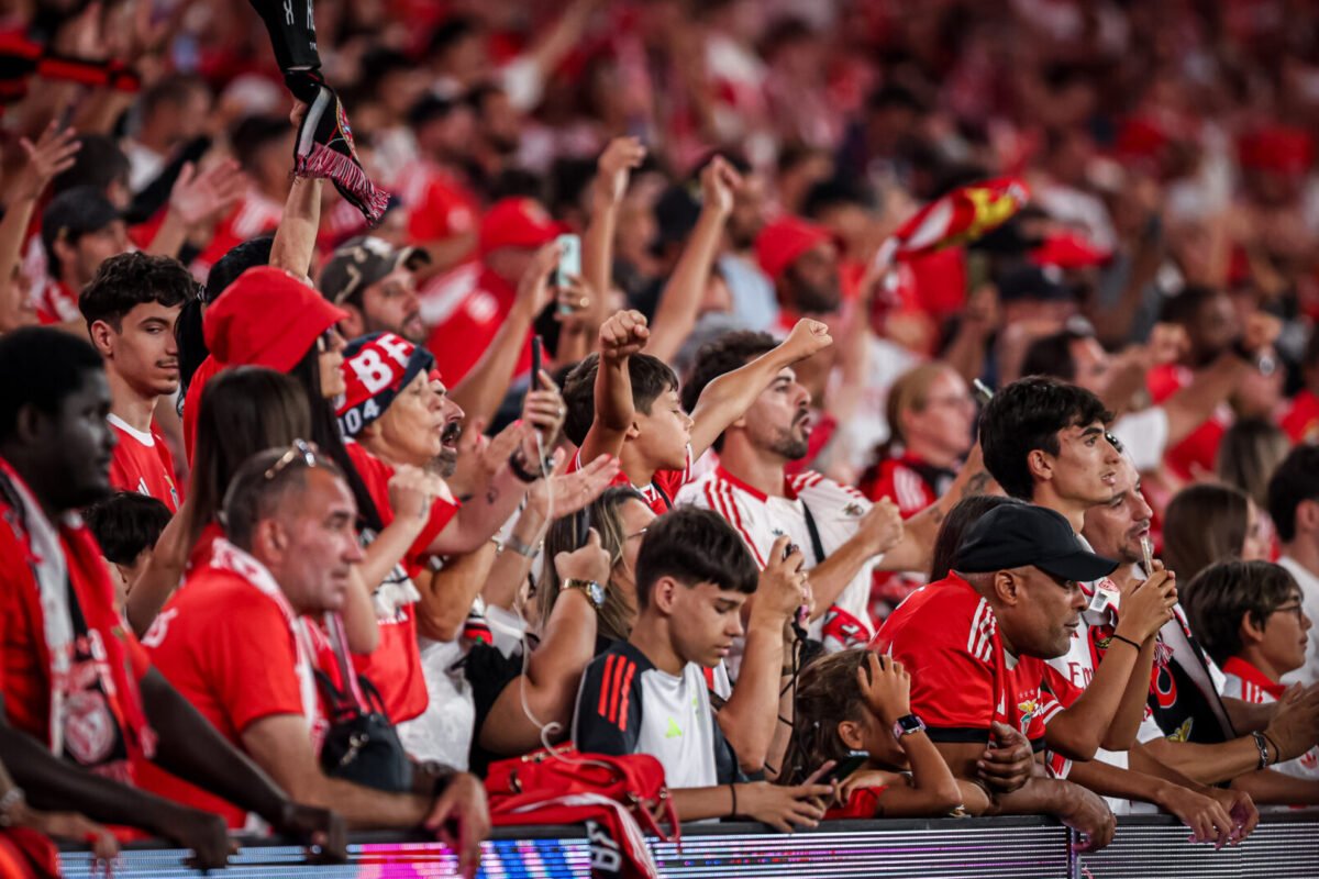 Benfica e AC Milan: Torcedores celebram antes da estreia europeia