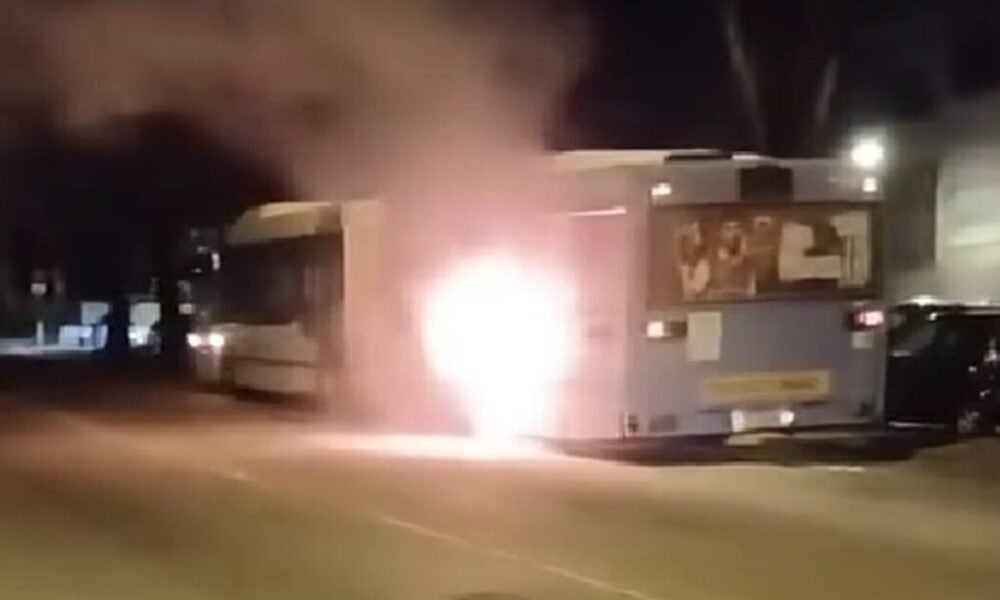 Autocarro destruído pelas chamas em braga