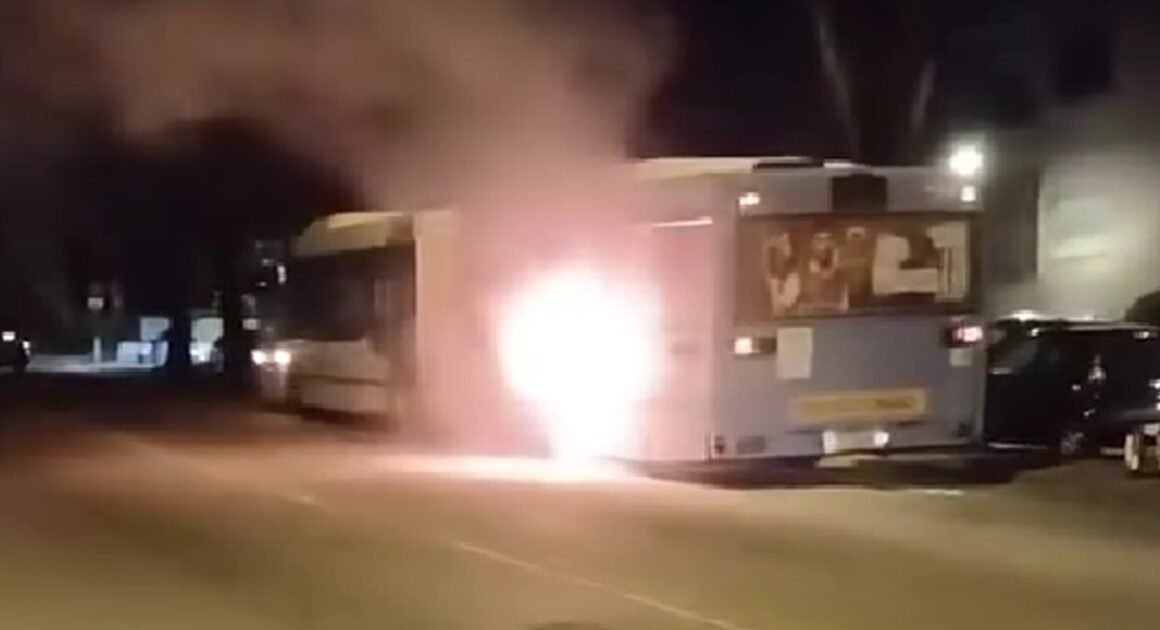 Autocarro destruído pelas chamas em braga