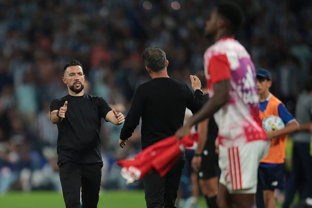 FC Porto derrota Benfica em clássico marcado por polêmica na arbitragem