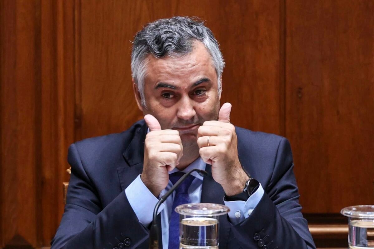Ministro da Educação anuncia nova governação das escolas e promete currículo mais exigente no fecho do debate no Parlamento