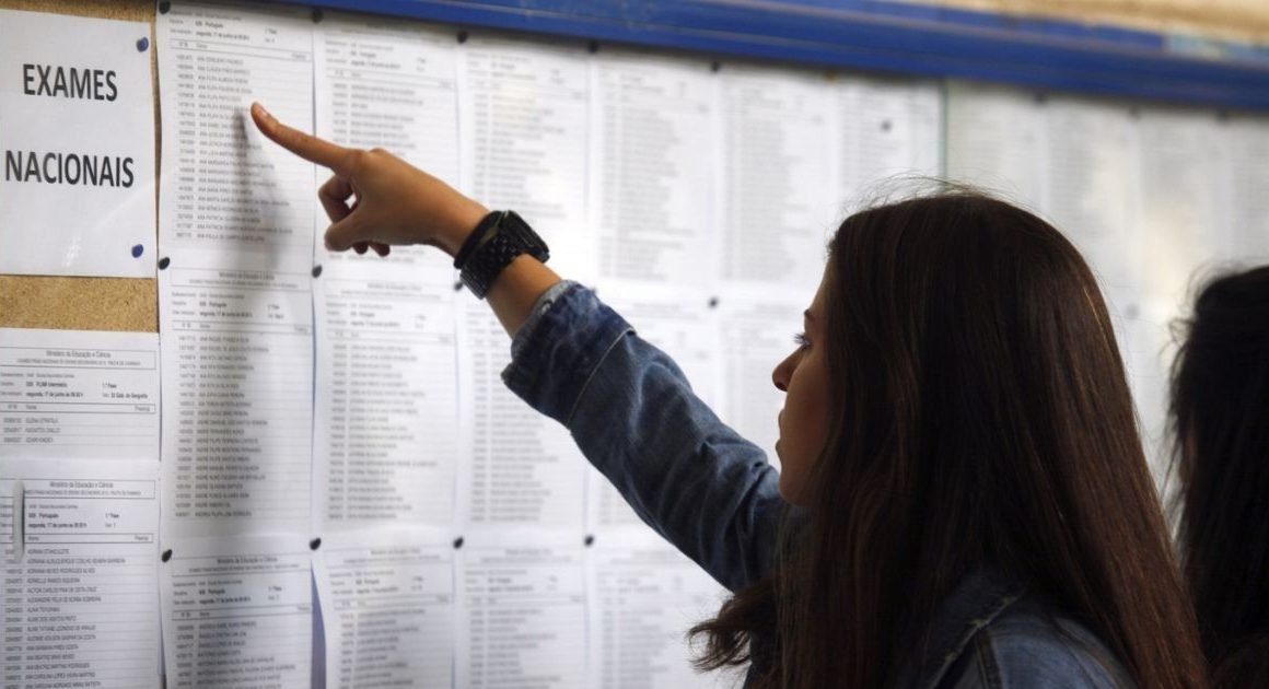 Parlamento aprova comissão de inquérito sobre exames nacionais
