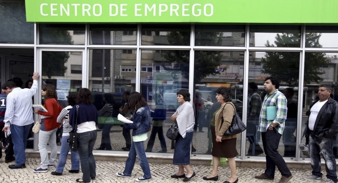 Desemprego cai 9,3% em agosto, mas sobe 1,7% em relação a julho