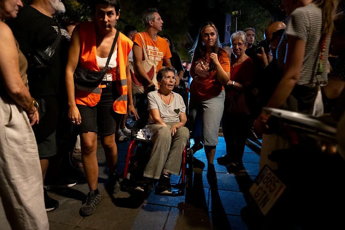 Despejo de idosa de 87 anos causa indignação em Espanha. Milhares de manifestantes bloqueiam MadridCréditos:Sindicato de Inquilinas e Inq...