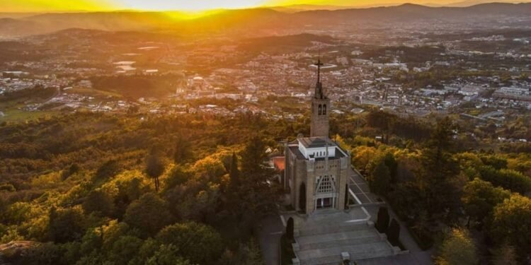 Guimarães: homem morre após queda na penha