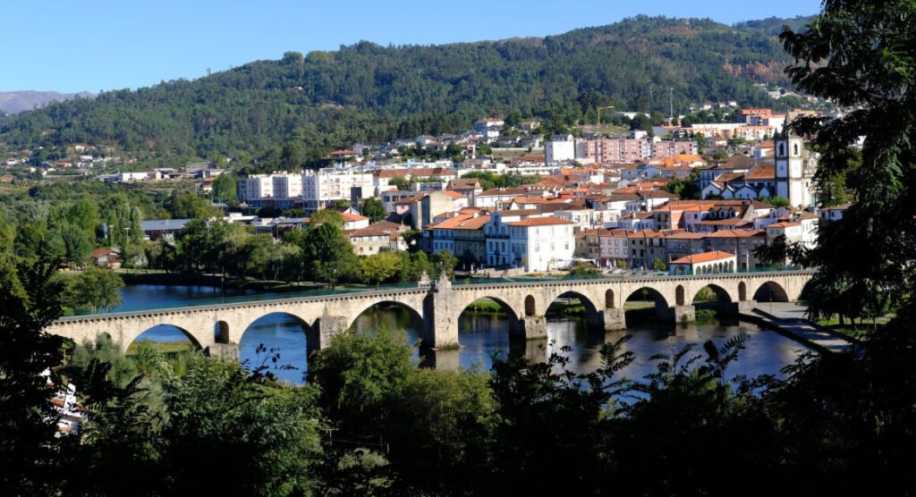 'atelier’ ao ar livre junta artistas para pintar ponte da barca
