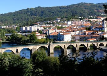 'atelier’ ao ar livre junta artistas para pintar ponte da barca