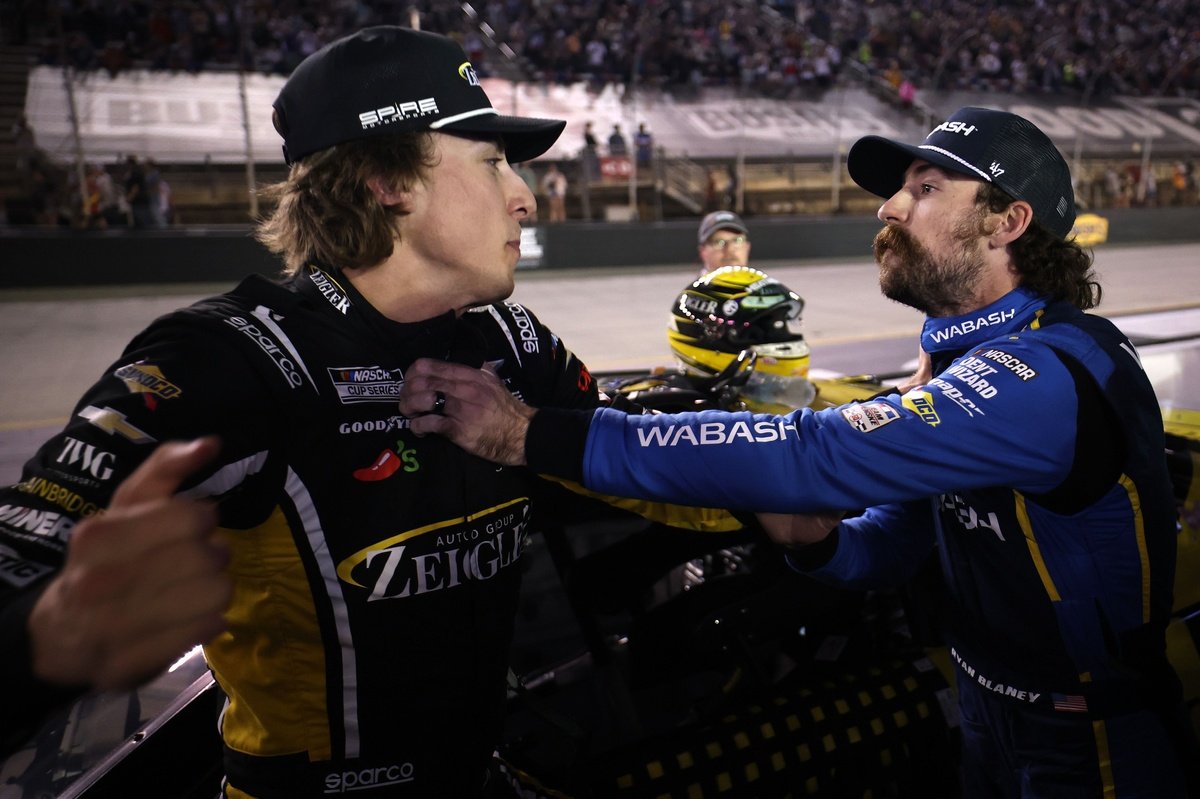 Confronto entre pilotos marca corrida da NASCAR no pit road