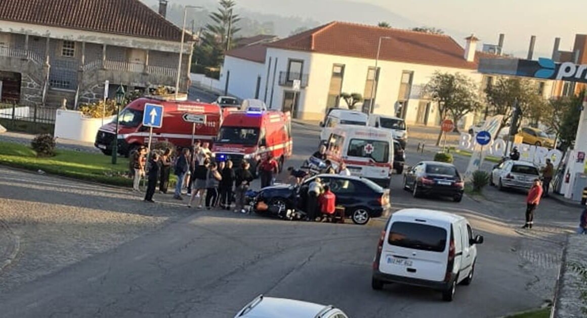 Três feridos em colisão entre carro e mota em barcelos