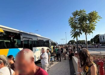 Nova paragem no Pelourinho estreia com autocarros em fila e passageiros perdidosCréditos:Foto Carolina Rodrigues