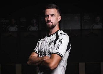 Avançado arnel jakupovic assina pelo vitória
