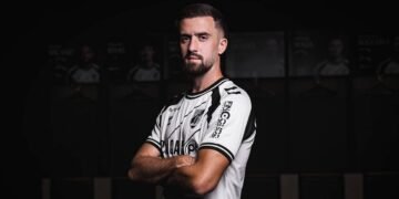 Avançado arnel jakupovic assina pelo vitória