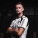 Avançado arnel jakupovic assina pelo vitória