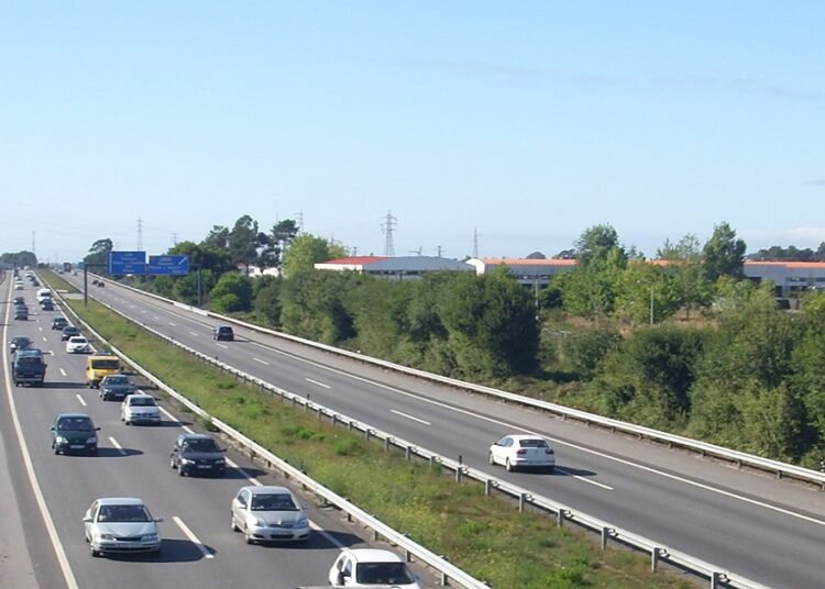 Acesso da a4 para a28 cortado para remover contentor que caiu na via