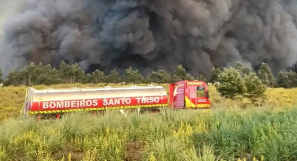 Sete meios aéreos e mais de 100 operacionais combatem incêndio em santo tirso