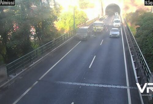 Carro avariado provoca congestionamento na via rápida
