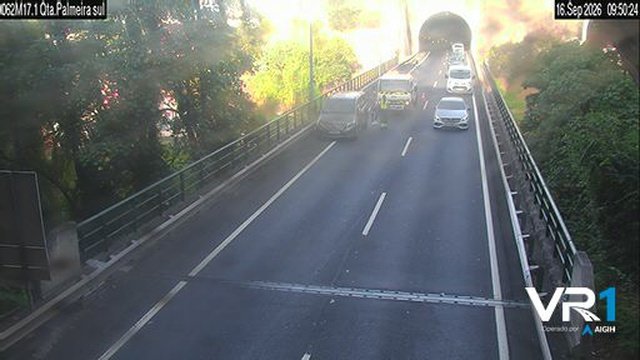 Carro avariado provoca congestionamento na via rápida