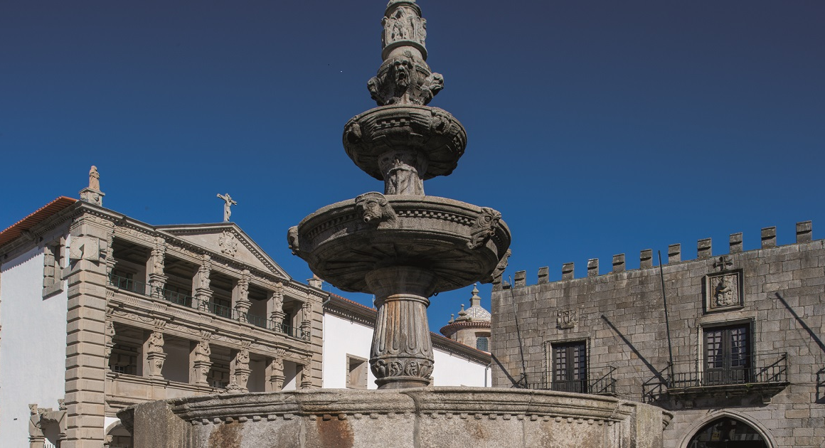Viana do castelo com exposição permanente da bienal de pintura do eixo atlântico