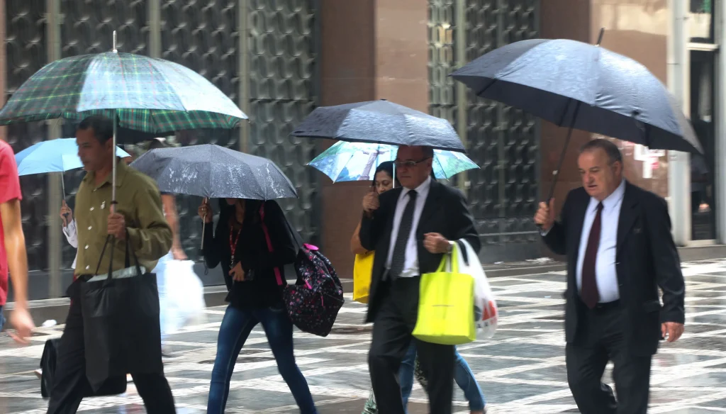 Chuva e instabilidade marcam domingo em São Paulo, alerta Defesa Civil