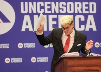 Milo Yiannapoulos foi editor do site Breitbart e um dos rostos da 'alt-right' que estiveram ao lado de Trump desde o inícioCréditos:TNS v...