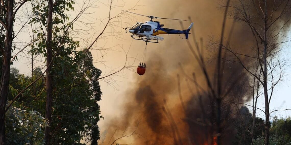 Cerca de 90 bombeiros e 2 meios aéreos combatem incêndio que deflagou de noite na póvoa de lanhoso