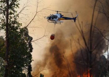 Cerca de 90 bombeiros e 2 meios aéreos combatem incêndio que deflagou de noite na póvoa de lanhoso