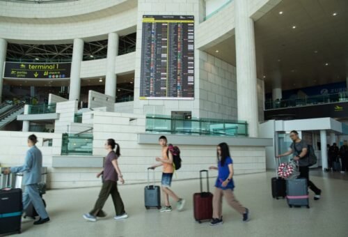Detenções no aeroporto incluem procurado pela Interpol e documentos falsificados