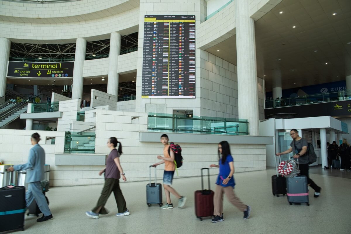 Detenções no aeroporto incluem procurado pela Interpol e documentos falsificados