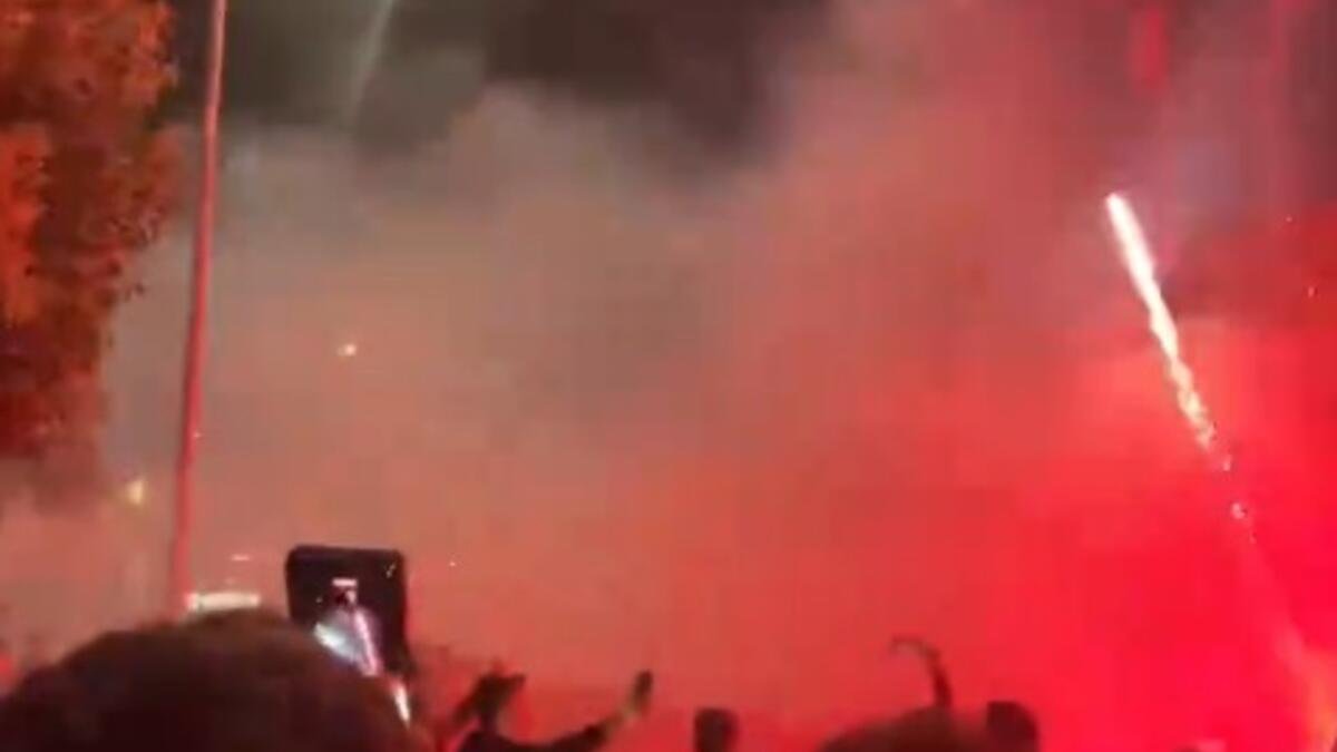 Adeptos recebem equipe do Torreense com festa após vitória na Europa