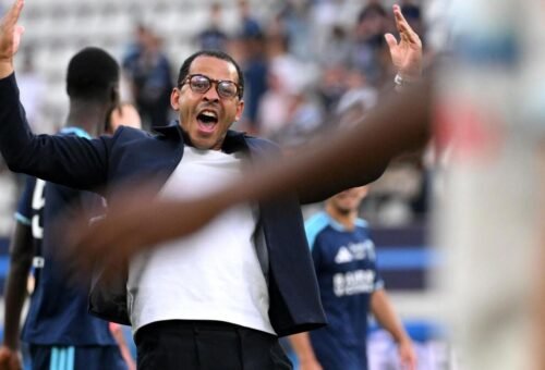 Tensão marca reencontro de Rosenior com fãs do Strasbourg