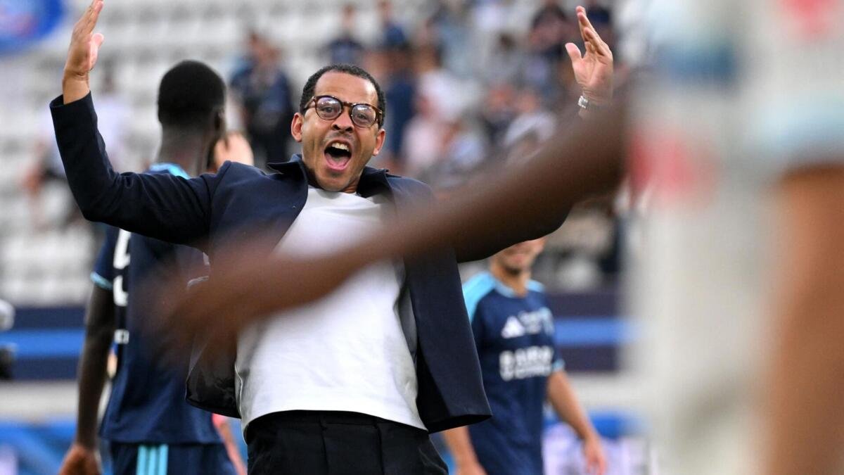Tensão marca reencontro de Rosenior com fãs do Strasbourg