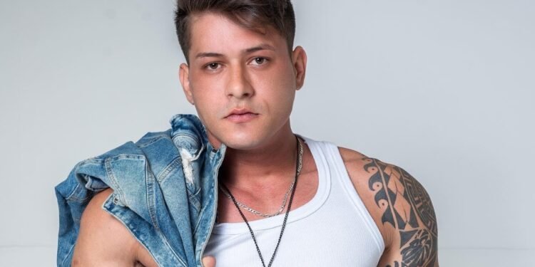 Vítor Souza aposta na força dos palcos e das redes sociais para ampliar presença no cenário musical