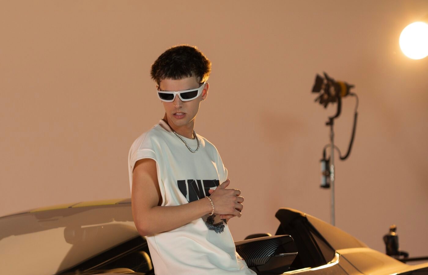 Hector transforma admiração por MC Pedrinho em amizade e o leva para videoclipe de música própria