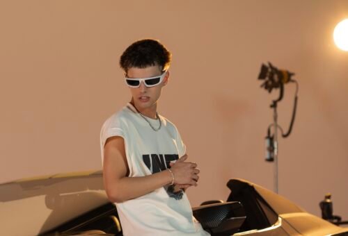 Hector transforma admiração por MC Pedrinho em amizade e o leva para videoclipe de música própria